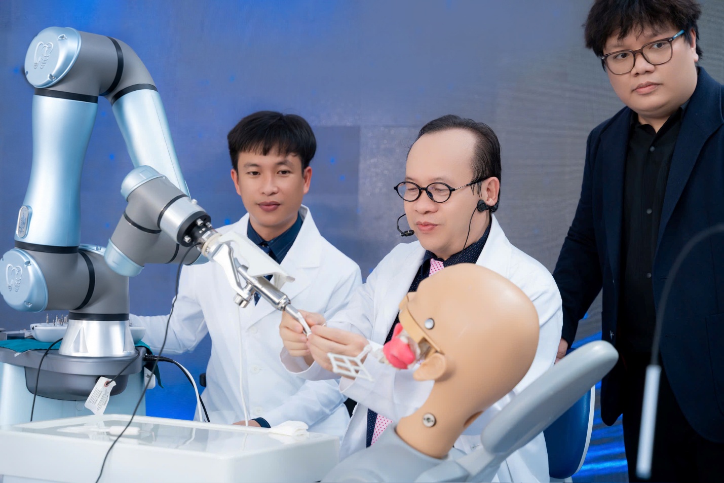 strongNha khoa Nhân Tâm đầu tư hệ thống Robot cấy ghép Implant/strong