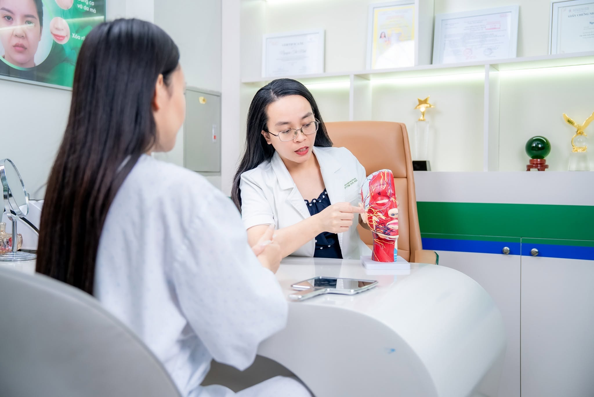 Bác sĩ tư vấn cho khách hàng trẻ hóa da tại phòng khám