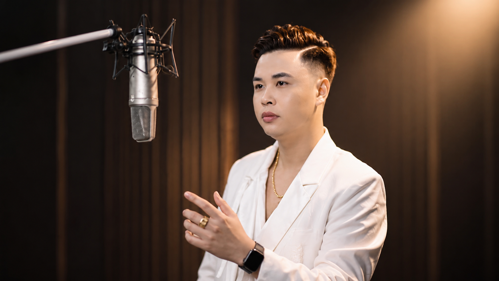 Thiên Tú sinh năm 1993 tại Thái Nguyên, anh hoạt động với vai trò ca sĩ và nhạc sĩ sáng tác.