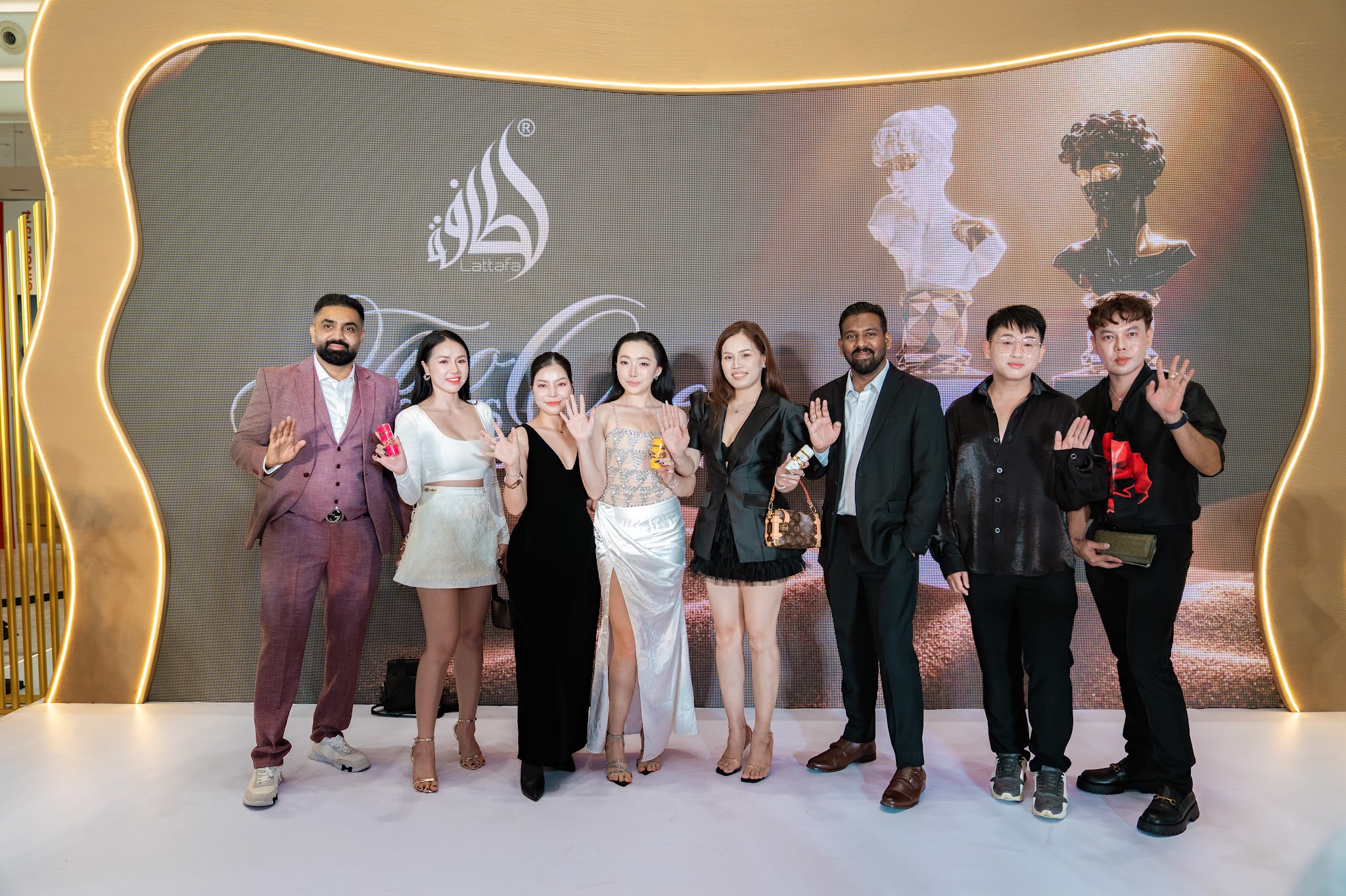 Đại diện nhãn hàng chụp ảnh lưu niệm cùng các khách mời