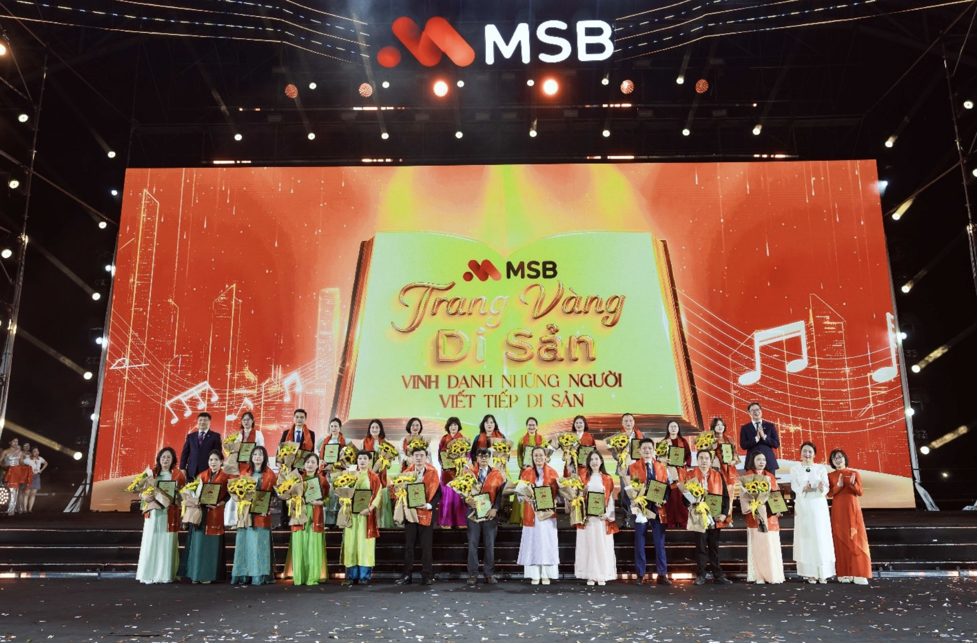 MSB không chỉ vinh danh cá nhân xuất sắc, mà dành lời tri ân xúc động nhất đến tất cả nhân viên- mỗi người bằng những đóng góp nhỏ đã cùng tạo nên MSB hôm nay.