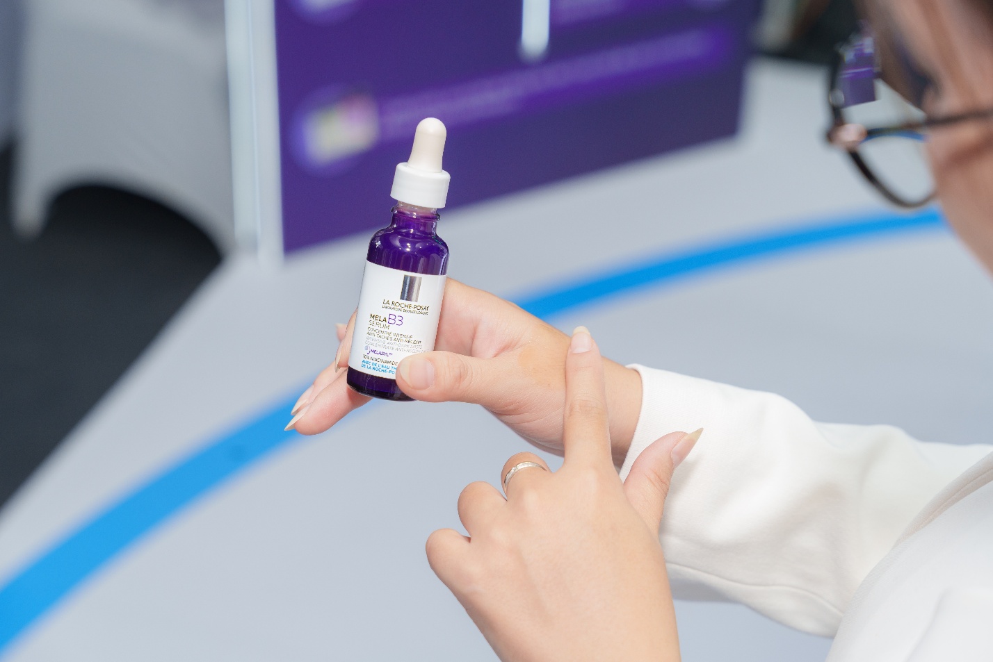 Khách hàng trải nghiệm sản phẩm Mela B3 Serum tại Hội nghị da liễu thẩm mỹ toàn quốc 2026