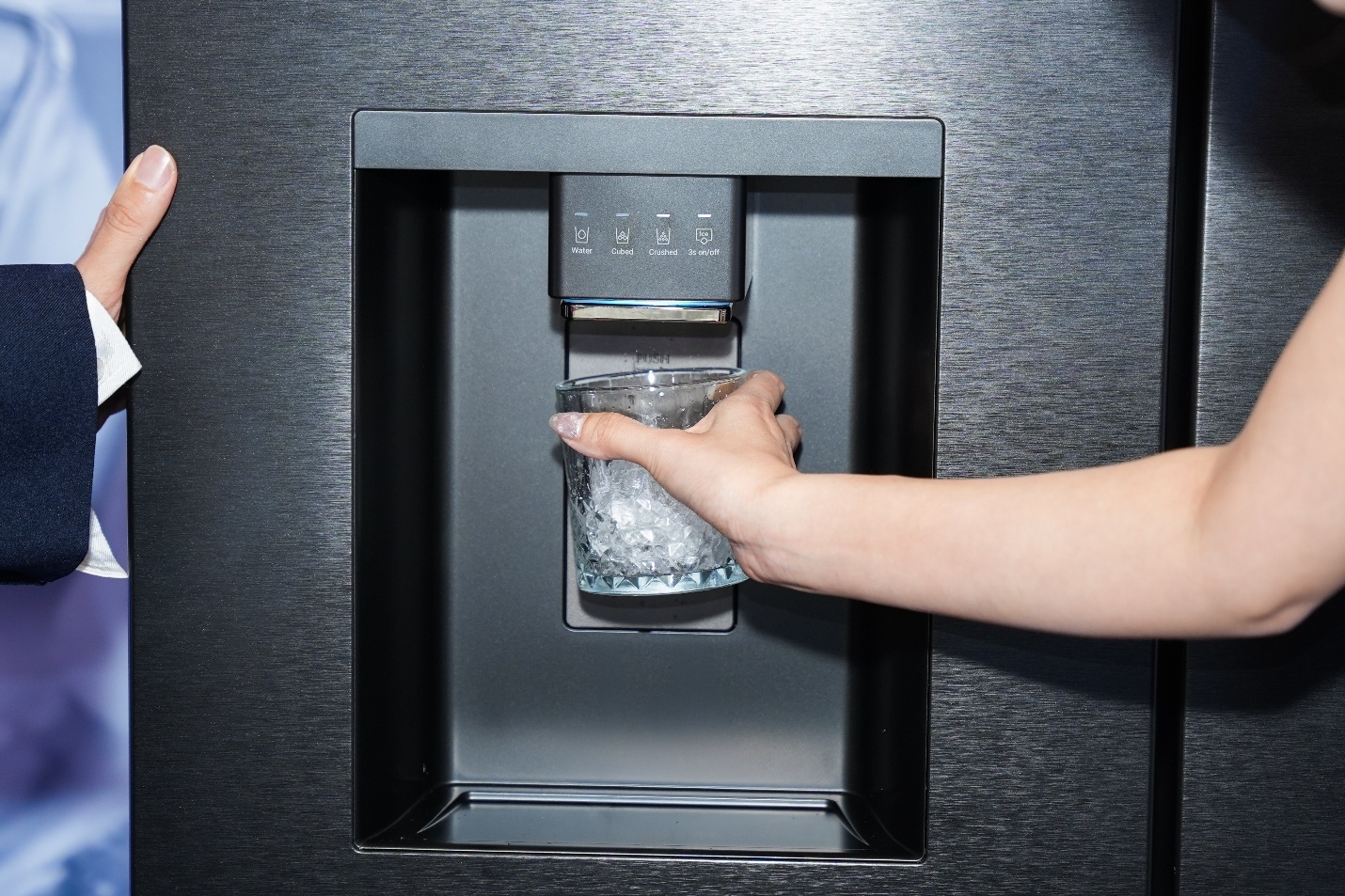 Người dùng có thể dễ dàng lấy nước mát và đá ngay bên ngoài cửa tủ.