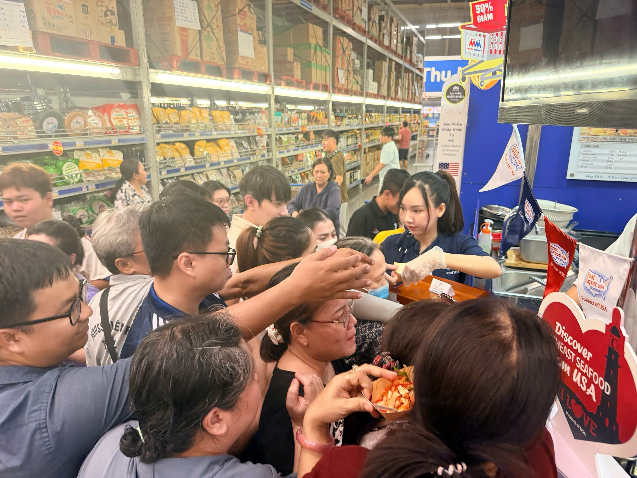 Khách hàng hứng thú trải nghiệm xôi và gỏi tôm hùm mỹ tại MM Mega Market Bình Phú - 2