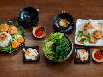 Chả mực Hạ Long ăn cùng Xôi nếp, Bánh cuốn hay Cơm trắng: Đâu mới là chân ái cho bữa ăn hiện đại?