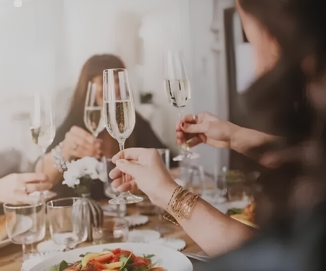 3 kiểu người đột nhiên nhiệt tình mời cơm, dù thân thiết người khôn ngoan cũng sẽ từ chối  - 1