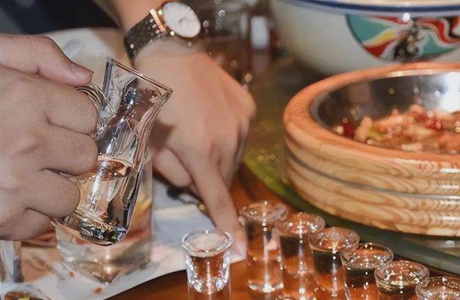 Đến lượt bạn mời rượu, đừng ngồi im lúng túng, nhớ 3 câu amp;#34;vạn năngamp;#34; này là đủ - 2