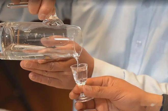 Đến lượt bạn mời rượu, đừng ngồi im lúng túng, nhớ 3 câu amp;#34;vạn năngamp;#34; này là đủ - 3