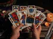 Eva tám - Bói bài tarot: Bạn nên tiếp tục công việc hiện tại hay tìm một hướng đi mới?