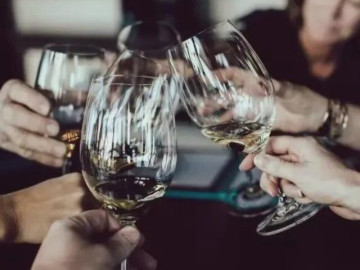 Nơi bàn tiệc đừng mãi nói "Tôi kính bạn một ly", đây mới là cách ứng xử tinh tế, khôn ngoan
