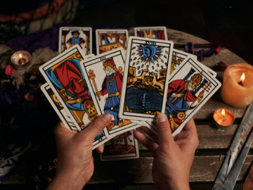 Eva tám - Bói bài tarot: Bạn nên tiếp tục công việc hiện tại hay tìm một hướng đi mới?