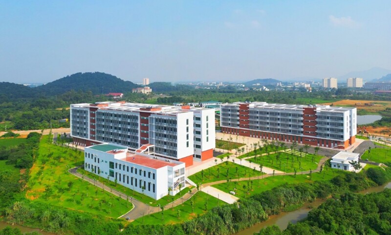 Trường Đại học Công nghệ (Đại học Quốc gia Hà Nội) nhận hồ sơ xét tuyển từ 24 điểm với nhóm ngành Máy tính và Công nghệ thông tin. Đây là ngành học HOT của trường, với mức điểm chuẩn năm 2025 là 28,19 điểm. 
