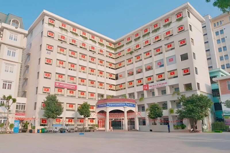 Điểm chuẩn các ngành Sư phạm tại Trường Đại học Ngoại ngữ (ĐHQG Hà Nội) năm 2025 thường thuộc top cao trên cả nước. Trong đó, 2 ngành Sư phạm tiếng Anh và Sư phạm tiếng Trung lấy điểm chuẩn tuyệt đối 30/30 điểm. Thấp hơn là ngành Sư phạm tiếng Nhật lấy 28,1 điểm.