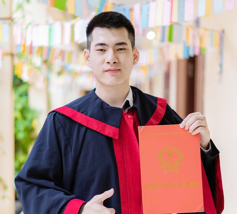 Nguyễn Anh Vũ, cựu sinh viên ngành Quản trị Kinh doanh của Đại học Kinh tế Quốc dân vinh dự nhận tấm bằng tốt nghiệp sớm loại xuất sắc sau 3,5 năm học tập và rèn luyện. Cùng với đó là danh hiệu Thủ khoa toàn khóa khi đạt GPA tuyệt đối 4.0. 