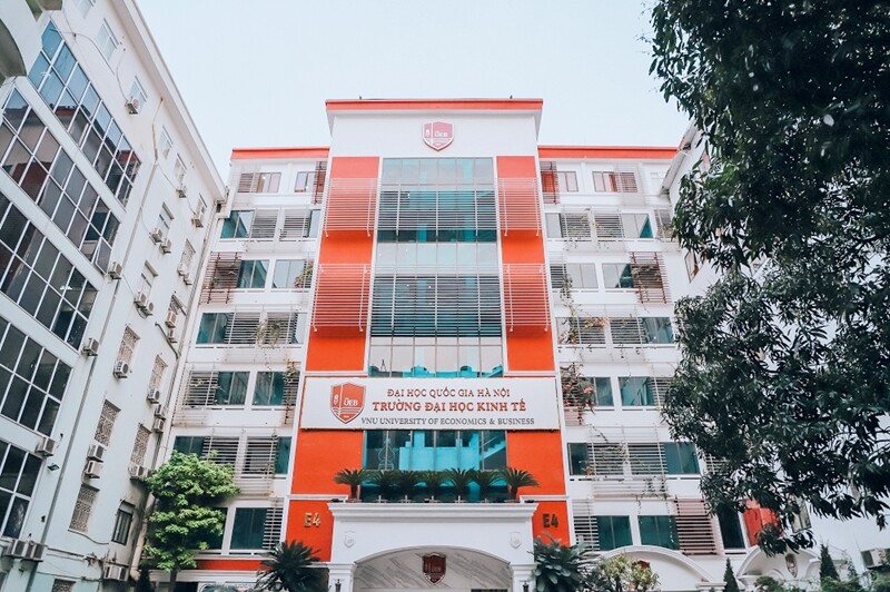 Năm 2026, Trường Đại học Kinh tế (Đại học Quốc gia Hà Nội) tuyển sinh ngành Kế toán gồm các chuyên ngành như Kế toán định hướng nghề nghiệp quốc tế, Kiểm toán, Phân tích Kinh doanh với chương trình học kết hợp kiến thức số hóa và chuẩn mực quốc tế.
