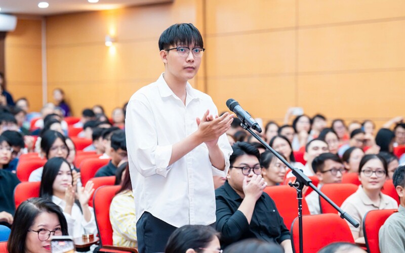 Nguyễn Đức Anh Quân (Nghệ An) là thủ khoa kỳ thi Bác sĩ nội trú ngành Y khoa năm 2026 của Trường Đại học Y Hà Nội với 24,91/30 điểm. Anh Quân tốt nghiệp loại giỏi với GPA 8,21/10, nằm trong top 20 điểm đầu ra của khóa, có 5 học kỳ đạt học bổng khuyến khích học tập.