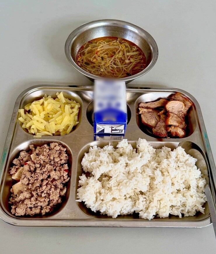 Suất ăn của học sinh Trường Tiểu học Đức Giang - phân hiệu Thượng Thanh. Ảnh: Ngô Thảo