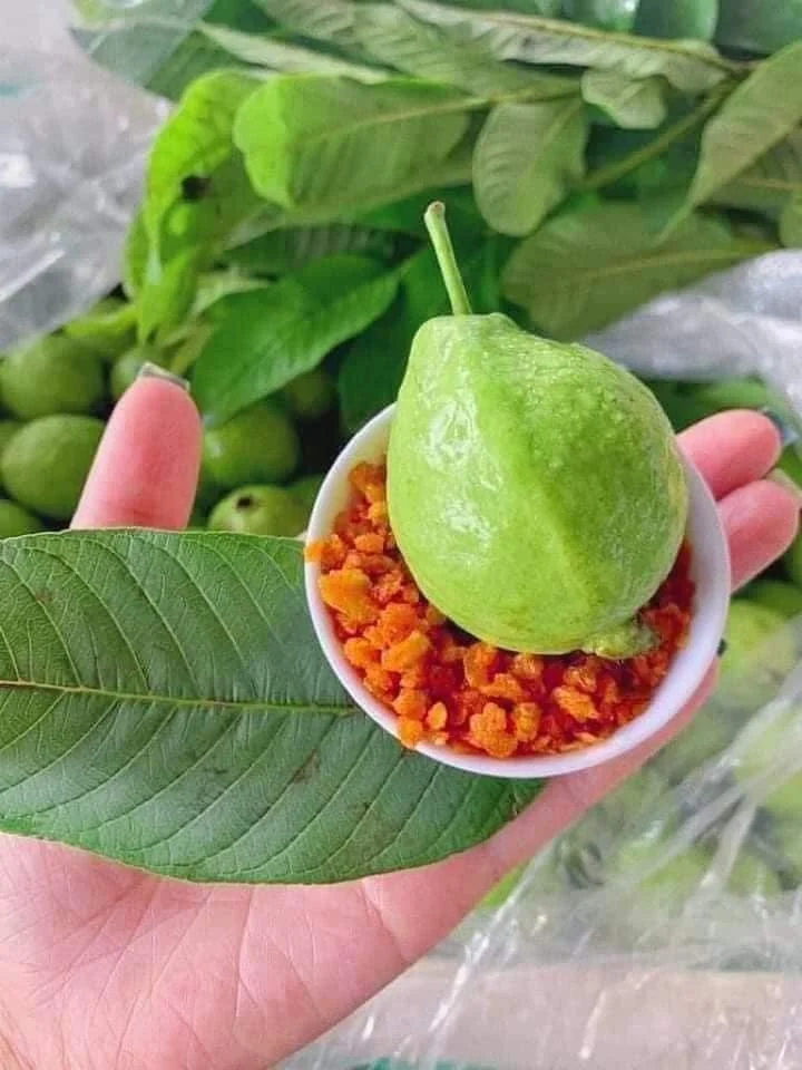 Đừng quên mua ổi về làm quà