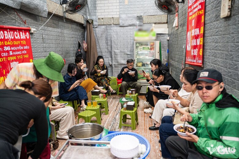 Hiện bát cháo đậu có giá 18.000 đồng, thêm các nguyên liệu khác thì giá từ 20.000-30.000 đồng. Ảnh: Nguyễn Huy