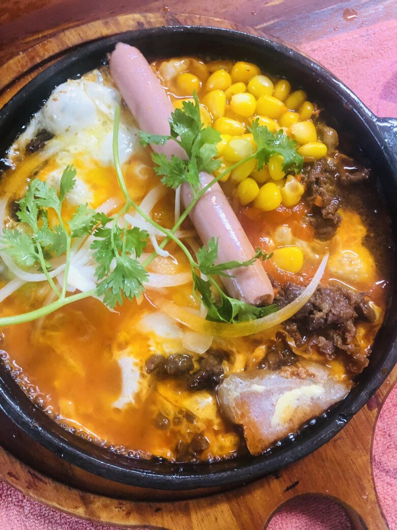 Món bánh mì chảo thêm topping hấp dẫn
