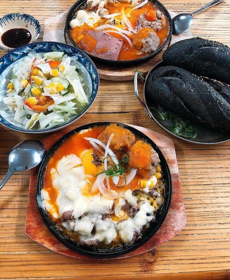 Món bánh mì chảo than tre siêu độc đáo