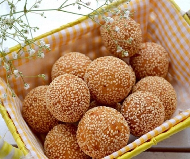 Bánh cam nhìn có vẻ giống bánh rán nhưng có cách làm và hương vị khác biệt
