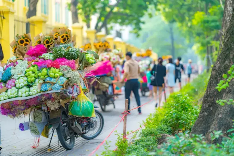 Đừng quên check-in với xe hoa tại phố Phan Đình Phùng