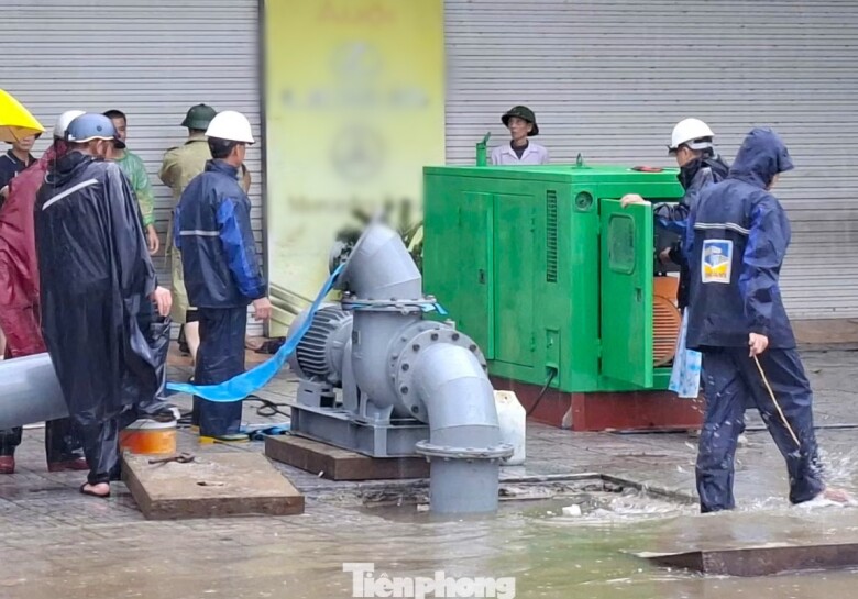 Máy bơm dã chiến được huy động để tiêu nước trên đường 72 m chiều 19/9.