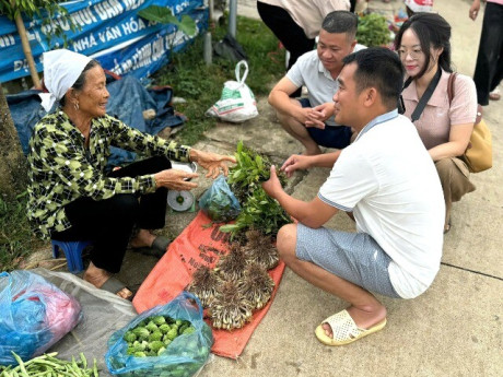 Khu chợ cách Hà Nội 120km bán nhiều đặc sản độc lạ, có thức quà giá chỉ 2 nghìn