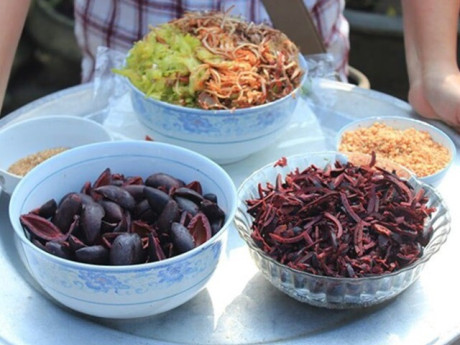 Về Thái Nguyên thưởng thức món đặc sản nức tiếng làm từ thứ quả đen xì, vị ngon lạ lùng, thử 1 lần nhớ mãi