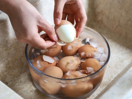 Có nên ngâm trứng vào nước lạnh sau khi luộc?