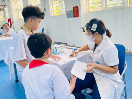 Học sinh tại TPHCM được khám sức khỏe trước khi bước vào năm học mới