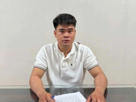 Tạm giam cha dượng hành hạ, bắt bé gái 11 tuổi quỳ đến 1 giờ sáng
