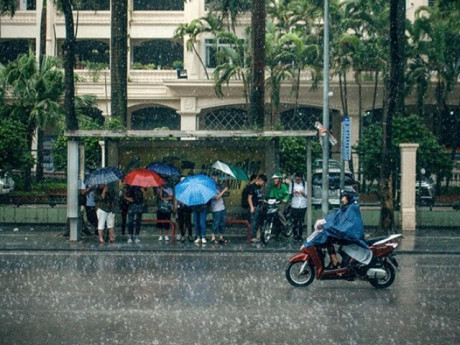 Miền Bắc đón mưa dông giải nhiệt, nhiệt giảm dần