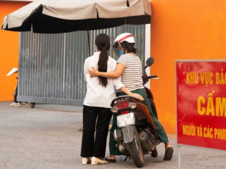 Ngày đầu thi lại ở Tuyên Quang: Phụ huynh thấp thỏm chờ con