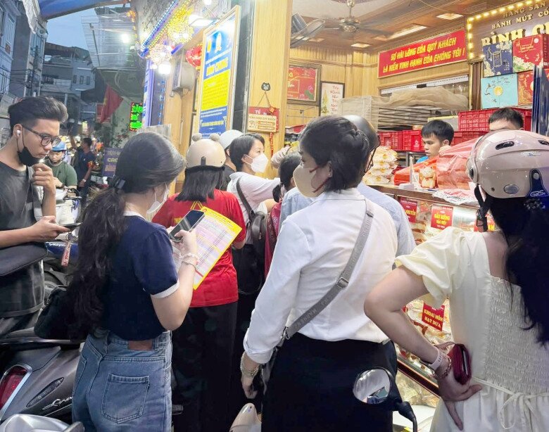 Tại cửa hàng kinh doanh bánh mang thương hiệu lớn, sức mua có vẻ khả quan hơn