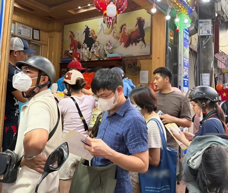 Nhiều người tranh thủ giờ tan làm để đi mua bánh