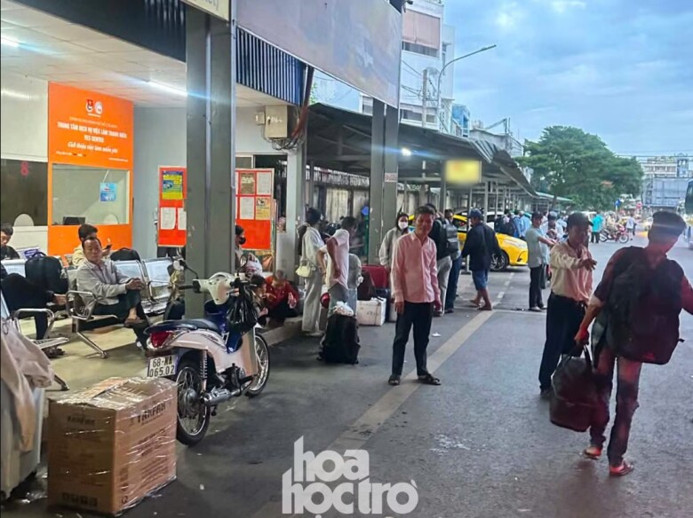 Không khí nhộn nhịp vào rạng sáng 31/8 tại Bến xe Miền Tây. Ảnh: Kim Cương.