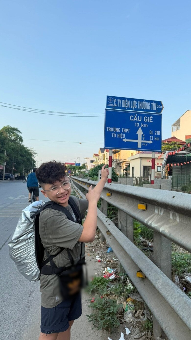 Chị Phương và Hà Khoa trong hành trình đi bộ từ Hà Nội vào Huế