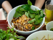 Lifestyle - Chủ quán Hà Nội bán món "phở lạ", hấp sợi phở như bánh bao, trộn 2 loại nước xốt