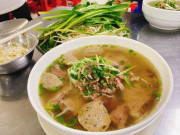 Lifestyle - 7 quán phở hàng chục năm tuổi ở TP.HCM, hội cú đêm mê mẩn, hương vị gia truyền hút khách nườm nượp  