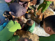 Tin tức - Giây phút nghẹt thở giải cứu bé gái mắc kẹt dưới vách đá giữa dòng nước chảy xiết