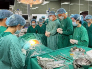 Sức khỏe - Hàng chục y bác sĩ cúi đầu tri ân người đàn ông ở Hà Nội hiến tạng