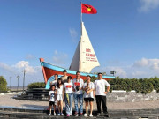 Lifestyle - Đóng cửa hàng, gia đình 3 thế hệ ở Hà Nội lái xe xuyên Việt gần 2 tháng