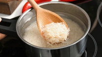Nấu cơm bằng nước nóng hay nước nguội mới ngon và giàu dinh dưỡng hơn?