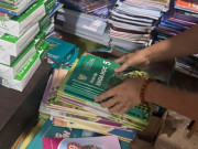 Tin tức - Phụ huynh Quảng Trị lo lắng vì thiếu cục bộ sách giáo khoa đầu năm học
