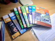 Tin tức - Phụ huynh chật vật tìm sách giáo khoa cho con khi năm học đã bắt đầu