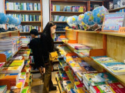 Tin tức - Thiếu sách giáo khoa, phụ huynh phải mua online với giá cao
