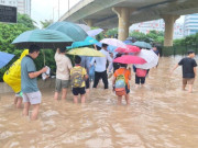 Tin tức - Hà Nội ngập sau mưa lớn: Phụ huynh cõng con tới trường, dân công sở di chuyển 2 tiếng cho đoạn đường 1km