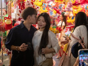 Hà Nội: Phố Hàng Mã rực rỡ, giới trẻ "chen chân" chụp ảnh trước trung thu